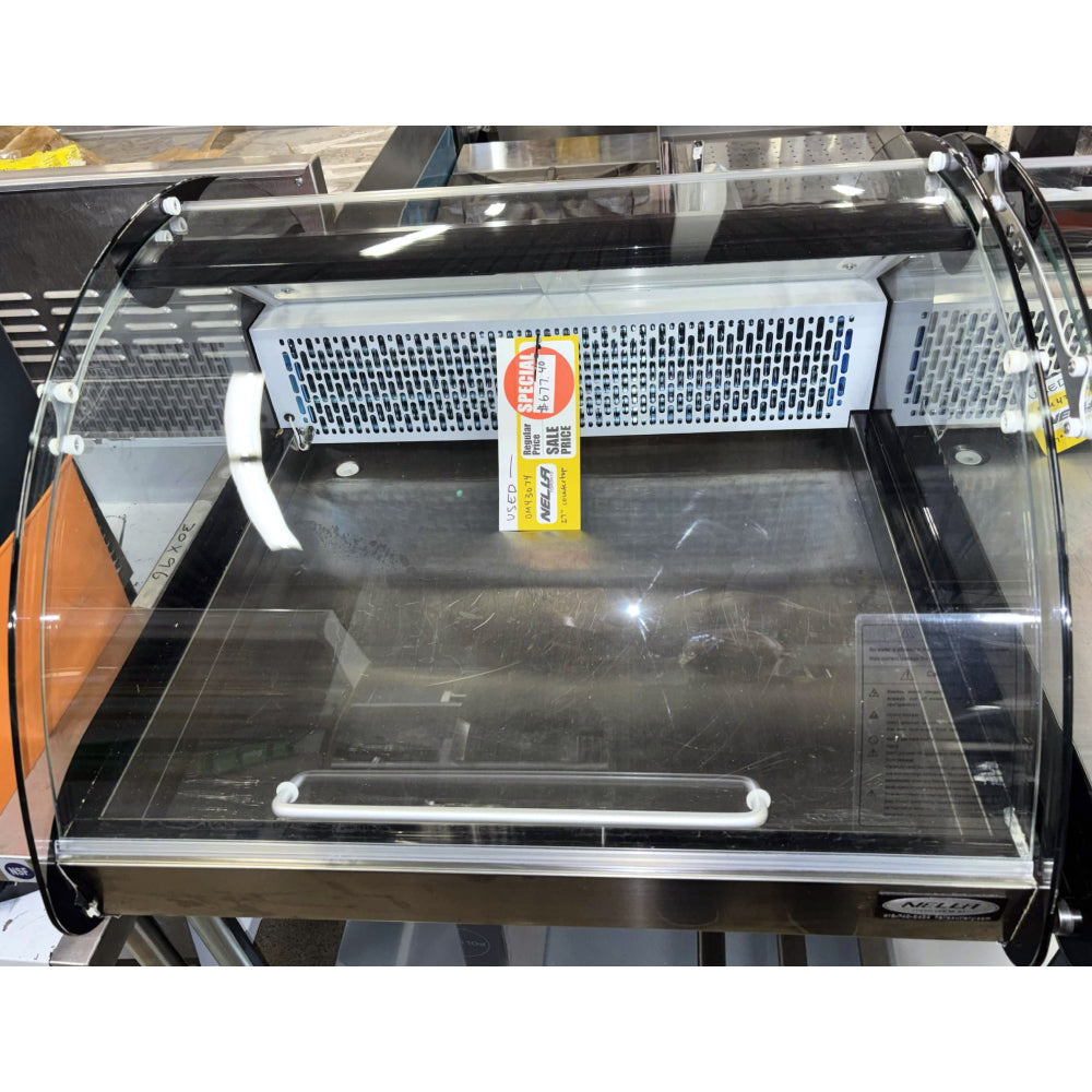 (USED) Nella 27” Curved Glass Countertop Refrigerated Sushi Display Case - 4.2 Cu. Ft. - 43074