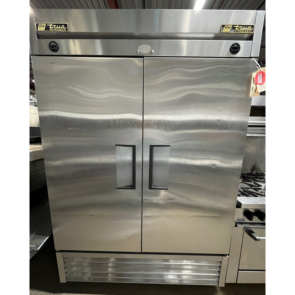 (USED) True T-49DT 54" Dual Temp Combination 2-Door Reach-In Refrigerator / Freezer